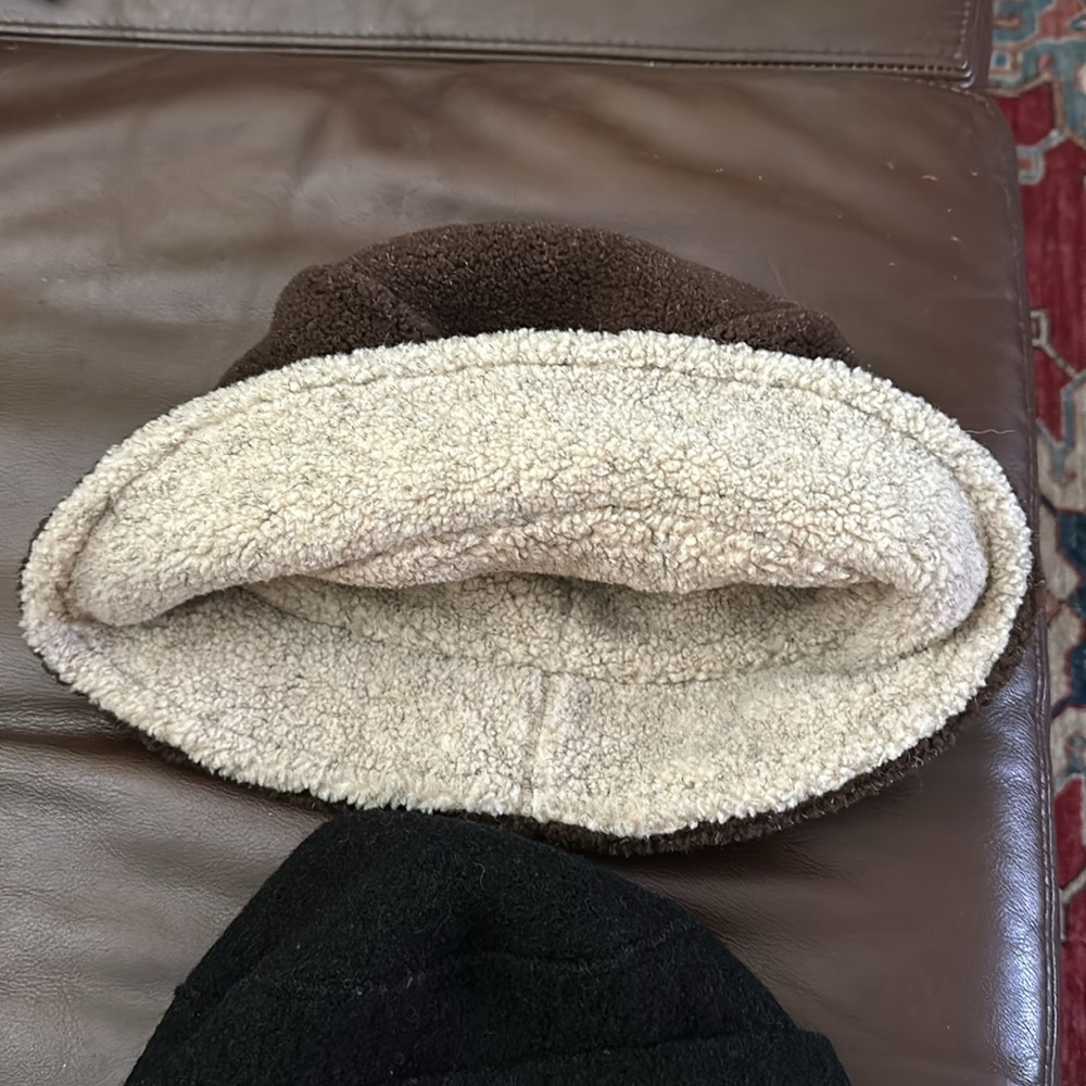 Two winter hats - Picture 5 of 6